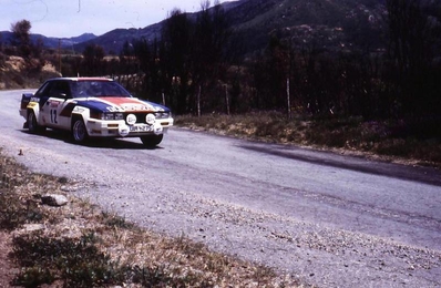 Anthony (Tony) Pond - Rob Arthur
27º Tour de Corse - Rallye de France 1983. Nissan 240RS (UIA 4275). Clasificado 6º.

Del 5 al 7 de Mayo, Ajaccio, Córcega, Francia.
Superficie: asfalto.

El Rally tenia un total de 1715.10 km de los que 1066.10 km divididos en 32 tramos eran especiales.

Tomaron la salida 178 equipos, finalizaron 57.@
Palabras clave: Tony_Pond;Nissan;Grupo_B;Corse;Corcega;1983
