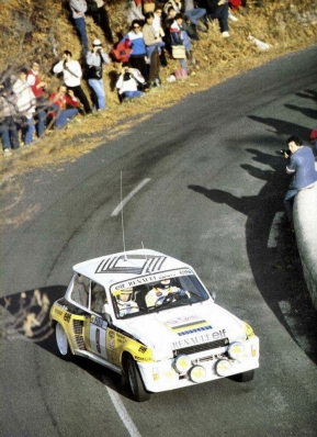 Jean Ragnotti - Jean-Marc Andrié
51º Rallye Automobile de Monte-Carlo 1983. Renault 5 Turbo "Tour de Corse" (6005 XA 91). Clasificado 7º.

Del 22 al 28 de Enero, Monte-Carlo.
Superficie: asfalto - nieve.

RMC clasificó a todos los equipos que terminaron el "Parcours Commun" (después de SS21).
De los 150 equipos, solo los 100 mejores pudieron competir en el último tramo "Parcours Final".
Los equipos que no completaron todas las etapas recibieron tiempos de penalización, incluso para aquellos que no terminaron el último tramo.
86 equipos completaron todo el rally, dos fueron descalificados.

El Rally tenia un total de 4197 km de los que 709 km divididos en 31 tramos eran especiales, (2 de ellas fue canceladas SS6 Pont des Miolans de 22 Km y SS15 St Jeans en Royans de 38 Km).

Se inscribieron 263 equipos, tomaron la salida 250, finalizaron 149.@
Palabras clave: ;Renault;Turbo;Grupo_B;Montecarlo;1983