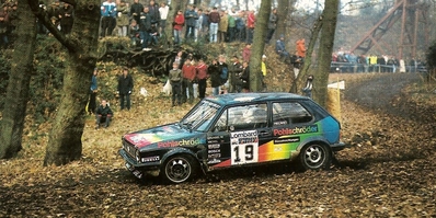 Karl-Erik (Kalle) Grundel - Reinhard Michel
32º Lombard RAC Rally 1983. Volkswagen Golf GTI. Clasificado 8º.

Del 19 al 22 de Noviembre, Bath, Inglaterra.
Superficie: tierra.

El Rally tenia un total de 2231 km de los que 835.33 km divididos en 59 tramos eran especiales, (2 de ellas fueron canceladas SS22 Wark de 38.14 Km y SS41).

Se inscribieron 139 equipos, tomaron la salida 127, finalizaron 61.@
Palabras clave: Kalle_Grundel;Volkswagen;Golf;Gran_Bretaña;1983;RAC_Rally