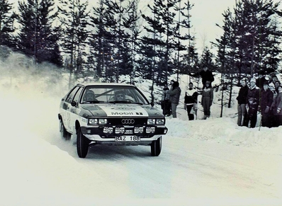 Mikael Ericsson - Bo Thorszelius
33º International Swedish Rally 1983. Audi Coupé GT (BAZ 188). Clasificado 8º.

Del 11 al 13 de Febrero, Karlstad,
Superficie: nieve - hielo.

El Rally tenia un total de 1505.00 km de los que 476.10 km divididos en 25 tramos eran especiales (uno de ellas fue cancelada SS12 Radasjon de 6 Km).

Se inscribieron 137 equipos, tomaron la salida 137, finalizaron 67.@
Palabras clave: ;Suecia;Audi;Coupe;1983;Nieve