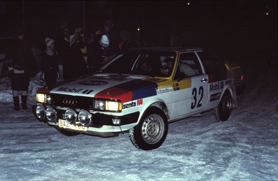 Mikael Ericsson - Bo Thorszelius
33º International Swedish Rally 1983. Audi Coupé GT (BAZ 188). Clasificado 8º.

Del 11 al 13 de Febrero, Karlstad,
Superficie: nieve - hielo.

El Rally tenia un total de 1505.00 km de los que 476.10 km divididos en 25 tramos eran especiales (uno de ellas fue cancelada SS12 Radasjon de 6 Km).

Se inscribieron 137 equipos, tomaron la salida 137, finalizaron 67.@
Palabras clave: ;Suecia;Audi;Coupe;1983