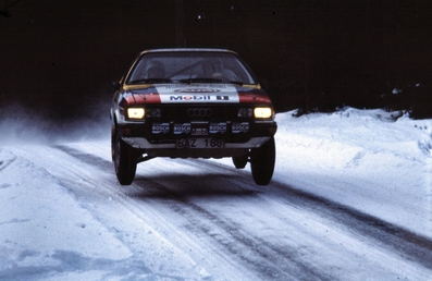 Mikael Ericsson - Bo Thorszelius
33º International Swedish Rally 1983. Audi Coupé GT (BAZ 188). Clasificado 8º.

Del 11 al 13 de Febrero, Karlstad,
Superficie: nieve - hielo.

El Rally tenia un total de 1505.00 km de los que 476.10 km divididos en 25 tramos eran especiales (uno de ellas fue cancelada SS12 Radasjon de 6 Km).

Se inscribieron 137 equipos, tomaron la salida 137, finalizaron 67.@
Palabras clave: ;Suecia;Audi;Coupe;1983;Nieve