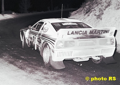 Jean Claude Andruet - Michèle Espinos-Petit (Biche)
51º Rallye Automobile de Monte-Carlo 1983. Lancia Rally 037 (TO Y63868). Clasificado 8º.
Martini Racing

Del 22 al 28 de Enero, Monte-Carlo.
Superficie: asfalto - nieve.

RMC clasificó a todos los equipos que terminaron el "Parcours Commun" (después de SS21).
De los 150 equipos, solo los 100 mejores pudieron competir en el último tramo "Parcours Final".
Los equipos que no completaron todas las etapas recibieron tiempos de penalización, incluso para aquellos que no terminaron el último tramo.
86 equipos completaron todo el rally, dos fueron descalificados.

El Rally tenia un total de 4197 km de los que 709 km divididos en 31 tramos eran especiales, (2 de ellas fue canceladas SS6 Pont des Miolans de 22 Km y SS15 St Jeans en Royans de 38 Km).

Se inscribieron 263 equipos, tomaron la salida 250, finalizaron 149.
@
Palabras clave: Lancia;Montecarlo;Grupo_B;1983