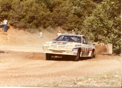 Jimmy McRae - Ian Grindrod
30º Rothmans Acropolis Rally 1983. Opel Manta 400 (GG-CT 205). Clasificado 8º.

Del 30 de Mayo al 2 de Junio, Atenas, Grecia.
Superficie: tierra.

El Rally tenia un total de 2264 km de los que 843.30 km divididos en 45 tramos eran especiales, (uno de ellos fue cancelado SS22 Tsouka de 6.57 km).

Tomaron la salida 120 equipos, finalizaron 36.@
Palabras clave: Jimmy_McRae;Acropolis;Grecia;Opel;Manta;Grupo_B;1983