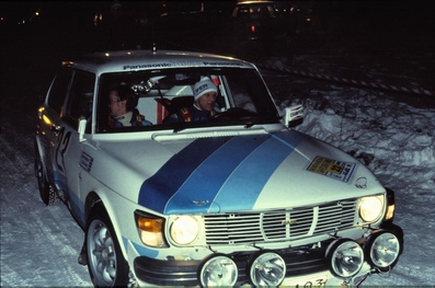 Ola Stromberg - Bruno Berglund
33º International Swedish Rally 1983. Saab 99 Turbo (BTP 103). Clasificado 10º.

Del 11 al 13 de Febrero, Karlstad,
Superficie: nieve - hielo.

El Rally tenia un total de 1505.00 km de los que 476.10 km divididos en 25 tramos eran especiales (uno de ellas fue cancelada SS12 Radasjon de 6 Km).

Se inscribieron 137 equipos, tomaron la salida 137, finalizaron 67.@
Palabras clave: Saab;Turbo;Suecia;1983;Nieve