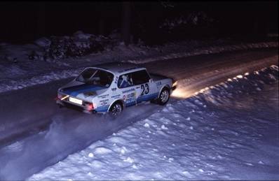 Ola Stromberg - Bruno Berglund
33º International Swedish Rally 1983. Saab 99 Turbo (BTP 103). Clasificado 10º.

Del 11 al 13 de Febrero, Karlstad,
Superficie: nieve - hielo.

El Rally tenia un total de 1505.00 km de los que 476.10 km divididos en 25 tramos eran especiales (uno de ellas fue cancelada SS12 Radasjon de 6 Km).

Se inscribieron 137 equipos, tomaron la salida 137, finalizaron 67.@
Palabras clave: Saab;Turbo;Suecia;1983;Nieve
