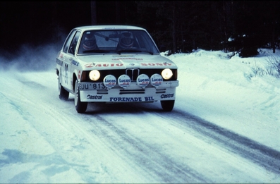 Ingvar Carlsson - Christian Boden
33º International Swedish Rally 1983. BMW 323i (EUU 813). Clasificado 11º.

Del 11 al 13 de Febrero, Karlstad.
Superficie: nieve - hielo.

El Rally tenia un total de 1505.00 km de los que 476.10 km divididos en 25 tramos eran especiales (uno de ellas fue cancelada SS12 Radasjon de 6 Km).

Se inscribieron 137 equipos, tomaron la salida 137, finalizaron 67.@
Palabras clave: BMW;Suecia;1983;Nieve