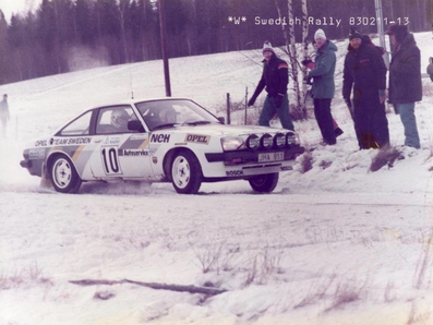 Björn (Nalle) Johansson - Tord Andersson
33º International Swedish Rally 1983. Opel Manta GT/E (JHA 811). Clasificado 12º.

Del 11 al 13 de Febrero, Karlstad.
Superficie: nieve - hielo.

El Rally tenia un total de 1505.00 km de los que 476.10 km divididos en 25 tramos eran especiales (uno de ellas fue cancelada SS12 Radasjon de 6 Km).

Se inscribieron 137 equipos, tomaron la salida 137, finalizaron 67.@
Palabras clave: Opel;Manta;Suecia;1983;Nieve