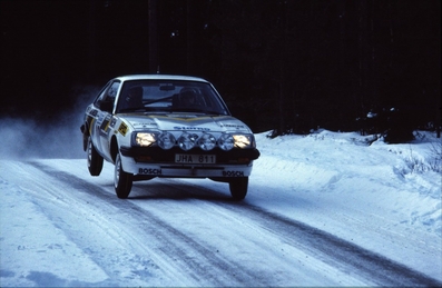 Björn (Nalle) Johansson - Tord Andersson
33º International Swedish Rally 1983. Opel Manta GT/E (JHA 811). Clasificado 12º.

Del 11 al 13 de Febrero, Karlstad.
Superficie: nieve - hielo.

El Rally tenia un total de 1505.00 km de los que 476.10 km divididos en 25 tramos eran especiales (uno de ellas fue cancelada SS12 Radasjon de 6 Km).

Se inscribieron 137 equipos, tomaron la salida 137, finalizaron 67.@
Palabras clave: Opel;Manta;Suecia;1983;Nieve
