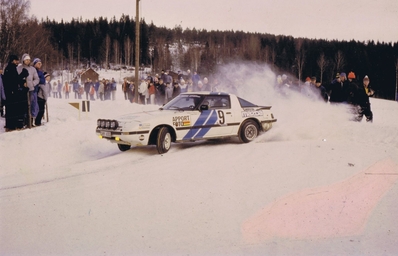 Bror Danielsson - Anders Eklind
33º International Swedish Rally 1983. Mazda RX-7 (CKM 630). Clasificado 14º.

Del 11 al 13 de Febrero, Karlstad.
Superficie: nieve - hielo.

El Rally tenia un total de 1505.00 km de los que 476.10 km divididos en 25 tramos eran especiales (uno de ellas fue cancelada SS12 Radasjon de 6 Km).

Se inscribieron 137 equipos, tomaron la salida 137, finalizaron 67.@
Palabras clave: Mazda;Suecia;RX-7;1983