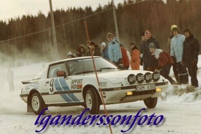 Bror Danielsson - Anders Eklind
33º International Swedish Rally 1983. Mazda RX-7 (CKM 630). Clasificado 14º.

Del 11 al 13 de Febrero, Karlstad.
Superficie: nieve - hielo.

El Rally tenia un total de 1505.00 km de los que 476.10 km divididos en 25 tramos eran especiales (uno de ellas fue cancelada SS12 Radasjon de 6 Km).

Se inscribieron 137 equipos, tomaron la salida 137, finalizaron 67.@
Palabras clave: Mazda;Suecia;RX-7;1983