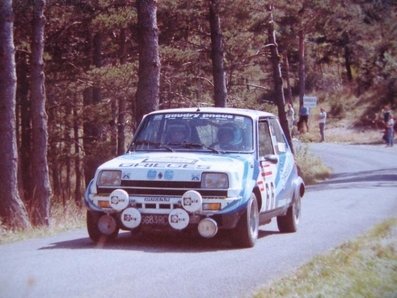 Jacky Gambin - Mirian Giroud
42º Tour de France Automobile 1983. Renault 5 Alpine. Clasificado 15º.

Del 19 al 23 Septiembre, Paris, Nice, Francia.
Superficie: asfalto.

El Rally tenia un total de 2800.00 km de los que 630.00 km divididos en 3 etapas y 32 tramos eran especiales (uno de ellos fue cancelado SS27 Col du Noyer).

Tomaron la salida 84 equipos, finalizaron 37.@
Palabras clave: Renault;Alpine;Tour_France_Automobile;1983