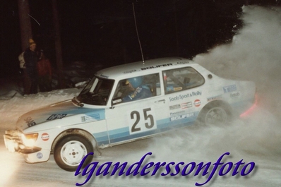 Erik (Eken) Johansson - Anders Bonnevier
33º International Swedish Rally 1983. Saab 99 Turbo (A AM 661). Clasificado 17º.

Del 11 al 13 de Febrero, Karlstad,
Superficie: nieve - hielo.

El Rally tenia un total de 1505.00 km de los que 476.10 km divididos en 25 tramos eran especiales (uno de ellas fue cancelada SS12 Radasjon de 6 Km).

Se inscribieron 137 equipos, tomaron la salida 137, finalizaron 67.@
Palabras clave: Saab;Suecia;1983