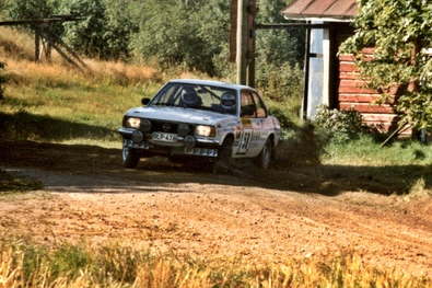Raimo Hameenniemi - Jaakko Pikkarainen
33º 1000 Lakes Rally 1983. Opel Ascona B (OLP 476). Clasificada 20º.

Del 26 al 28 de Agosto, Jyväskylä, Finlandia.
Superficie: tierra.

El Rally tenia un total de 1461.00 km de los que 472.63 km divididos en 50 tramos, eran especiales.

Se inscribieron 180 equipos, tomaron la salida 174, finalizaron 71.@
Palabras clave: Opel;Ascona;Finlandia;1983