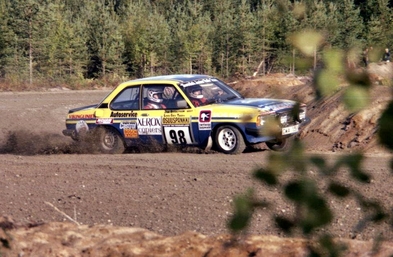 Lars-Erik Torph - Jan Svanstrom
33º 1000 Lakes Rally 1983. Opel Ascona i2000 (CWA 138). Clasificada 21º.

Del 26 al 28 de Agosto, Jyväskylä, Finlandia.
Superficie: tierra.

El Rally tenia un total de 1461.00 km de los que 472.63 km divididos en 50 tramos, eran especiales.

Se inscribieron 180 equipos, tomaron la salida 174, finalizaron 71.@
Palabras clave: Opel;Ascona;Finlandia;1983