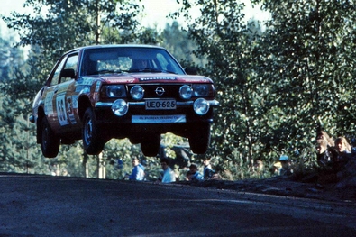 Pertti Jaakkola - Jyrki Stenroos
33º 1000 Lakes Rally 1983. Opel Ascona i2000 (UEO-625). Clasificada 22º.

Del 26 al 28 de Agosto, Jyväskylä, Finlandia.
Superficie: tierra.

El Rally tenia un total de 1461.00 km de los que 472.63 km divididos en 50 tramos, eran especiales.

Se inscribieron 180 equipos, tomaron la salida 174, finalizaron 71.@
Palabras clave: Opel;Ascona;Finlandia;1983