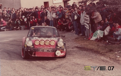 Thierry Perrier - Jacques Porteron
51º Rallye Automobile de Monte-Carlo 1983. Porsche 911 SC (831 BNC 75). Clasificado 51º.

Del 22 al 28 de Enero, Monte-Carlo.
Superficie: asfalto - nieve.

RMC clasificó a todos los equipos que terminaron el "Parcours Commun" (después de SS21).
De los 150 equipos, solo los 100 mejores pudieron competir en el último tramo "Parcours Final".
Los equipos que no completaron todas las etapas recibieron tiempos de penalización, incluso para aquellos que no terminaron el último tramo.
86 equipos completaron todo el rally, dos fueron descalificados.

El Rally tenia un total de 4197 km de los que 709 km divididos en 31 tramos eran especiales, (2 de ellas fue canceladas SS6 Pont des Miolans de 22 Km y SS15 St Jeans en Royans de 38 Km).

Se inscribieron 263 equipos, tomaron la salida 250, finalizaron 149.@
Palabras clave: Porsche;Montecarlo;1983