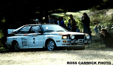 Hannu Mikkola - Arne Hertz
13º Sanyo Rally de Nueva Zelanda 1983. Audi Quattro A2 (LB7800). Abandonó por la inyección de combustible en SS19 Taumata Road de 95.09 Km.

Éste Rally disputado en su totalidad sobre superficie de grava habi­an 2 especiales con mas de 50 Km, SS11 y SS28, dos de mas de 60 Km, SS13 y SS14, otra de mas de 70 Km, SS30, y una mas, SS19 de 95.09 Km.

Del 25 al 28 de Junio, Auckland, Nueva Zelanda.
Superficie: tierra.

El Rally tenia un total de 2.622 km de los que 1071.09 km divididos en 33 tramos eran especiales.

Tomaron la salida 59 equipos, finalizaron 33.
@
Palabras clave: ;Audi;Quattro;Nueva_Zelanda;1983