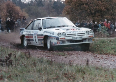 Henri Toivonen - Fred Gallagher
32º Lombard RAC Rally 1983. Opel Manta 400 (GG-CT 310). Abandonó por motor en SS32 Little Grizedale de 10.35 Km.

Del 19 al 22 de Noviembre, Bath, Inglaterra.
Superficie: tierra.

El Rally tenia un total de 2231 km de los que 835.33 km divididos en 59 tramos eran especiales, (2 de ellas fueron canceladas SS22 Wark de 38.14 Km y SS41).

Se inscribieron 139 equipos, tomaron la salida 127, finalizaron 61.@
Palabras clave: Henri_Toivonen;Opel;Manta;Grupo_B;RAC_Rally;Gran_Bretaña;1983