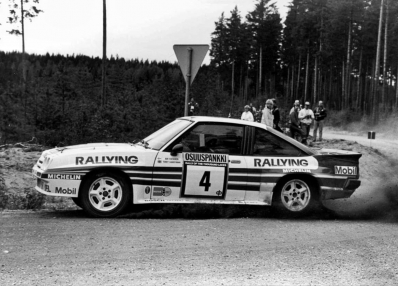 Ari Vatanen - Terry Harryman
33º 1000 Lakes Rally 1983. Opel Manta 400 (GG-CT 361). Abandonó por palier roto en SS35 Renkajarvi de 8.28 Km.

Del 26 al 28 de Agosto, Jyväskylä, Finlandia.
Superficie: tierra.

El Rally tenia un total de 1461.00 km de los que 472.63 km divididos en 50 tramos, eran especiales.

Se inscribieron 180 equipos, tomaron la salida 174, finalizaron 71.@
Palabras clave: ;Finlandia;Opel;Manta;Grupo_B;1983