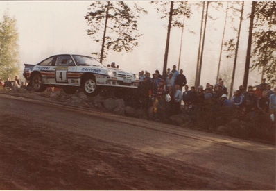 Ari Vatanen - Terry Harryman
33º 1000 Lakes Rally 1983. Opel Manta 400 (GG-CT 361). Abandonó por palier roto en SS35 Renkajarvi de 8.28 Km.

Del 26 al 28 de Agosto, Jyväskylä, Finlandia.
Superficie: tierra.

El Rally tenia un total de 1461.00 km de los que 472.63 km divididos en 50 tramos, eran especiales.

Se inscribieron 180 equipos, tomaron la salida 174, finalizaron 71.@
Palabras clave: ;Opel;Manta;Finlandia;Grupo_B;1983;