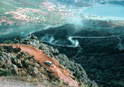 Hannu Mikkola - Arne Hertz
30º Acrópolis Rally 1983. Audi Quattro A2 (IN-NM 27). Abandonó por motor en SS37 Theoktisto de 19,68 Km.

Es mucho suponer, pero la polvareda que se puede ver al fondo de la imagen, si nos basamos en el orden de salida, podría ser Walter Röhrl - Christian Geistdörfer y su Lancia Rally 037. Finalizaron en 1ª posición.

Del 30 de Mayo al 2 de Junio, Atenas, Grecia.
Superficie: tierra.

El Rally tenia un total de 2264 km de los que 843.30 km divididos en 45 tramos eran especiales, (uno de ellos fue cancelado SS22 Tsouka de 6.57 km).

Tomaron la salida 120 equipos, finalizaron 36.
@
Palabras clave: ;Audi;Quattro;Grupo_B;Acropolis;Grecia;1983