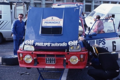 Asistencia del Equipo Philips Auto Radio en el 42º Tour de France Automobile 1983
En el Renault 5 Turbo Tour de Corse (6711 WE 38) de Bruno Saby - Françoise Sappey, abandonó por rotura de turbo en SS28 Font Belle de 21.50 km.

Del 19 al 23 Septiembre, Paris, Nice, Francia.
Superficie: asfalto.

El Rally tenia un total de 2800.00 km de los que 630.00 km divididos en 3 etapas y 32 tramos eran especiales (uno de ellos fue cancelado SS27 Col du Noyer).

Tomaron la salida 84 equipos, finalizaron 37.@
Palabras clave: Renault;Turbo;Grupo_B;Tour_France_Automobile;1983;Asistencias