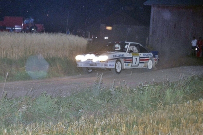 Henri Toivonen - Fred Gallagher
33º 1000 Lakes Rally 1983. Opel Manta 400 (GG-CT 310). Abandonó por daños de motor a causa de una salida de pista en SS39 Kraakkio de 10.51 Km.

Del 26 al 28 de Agosto, Jyväskylä, Finlandia. Superficie: tierra.

El Rally tenia un total de 1461.00 km de los que 472.63 km divididos en 50 tramos eran especiales.

Se inscribieron 180 equipos, tomaron la salida 174, finalizaron 71.@
Palabras clave: Henri_Toivonen;opel;manta;Finlandia;grupo_b;1983