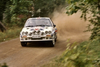Henri Toivonen - Fred Gallagher
33º 1000 Lakes Rally 1983. Opel Manta 400 (GG-CT 310). Abandonó por daños de motor a causa de una salida de pista en SS39 Kraakkio de 10.51 Km.

Del 26 al 28 de Agosto, Jyväskylä, Finlandia. Superficie: tierra.

El Rally tenia un total de 1461.00 km de los que 472.63 km divididos en 50 tramos eran especiales.

Se inscribieron 180 equipos, tomaron la salida 174, finalizaron 71.@
Palabras clave: Henri_Toivonen;opel;manta;Finlandia;grupo_b;1983