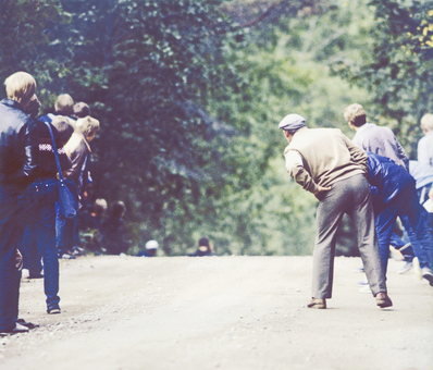 33º 1000 Lakes Rally 1983
Aficionados Finlandeses esperando la llegada y posterior salto del Opel Manta 400 (GG-CT 310) de Henri Toivonen - Fred Gallagher.

Acabaron abandonando el Rallye por motor en SS39 Kraakkio de 10.51 Km.

Del 26 al 28 de Agosto, Jyväskylä, Finlandia. Superficie: tierra.

El Rally tenia un total de 1461.00 km de los que 472.63 km divididos en 50 tramos eran especiales.

Se inscribieron 180 equipos, tomaron la salida 174, finalizaron 71.

Foto 1 de 2
@
Palabras clave: detalles;Aficion;Finlandia;1984;Henri_Toivonen