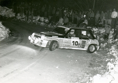 Jaume Pons - Josep Autet
19º Rally Costa Brava 1983. Renault 5 Turbo. Abandonaron cuando iban 4º en la general.
Foto: tramo de Osor con hielo y nieve.
En esta foto terminaron haciendo el trompo.
El Rally tenà­a un total de 1356.5 km de los que 519.1 km  divididos en 44 tramos, eran especiales.
Tomaron la salida 68 equipos, finalizaron 20.

© Joan Aymami Fotoracing.@
Palabras clave: ;Renault;Turbo;Grupo_B;Costa_Brava;1983;nieve