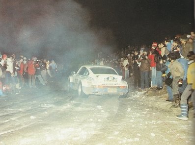 Isidro "Bilo" Oliveras - Manolo Vidal
31º Rally Costa Brava 1983. Porsche 911 SC. Abandonó por la suspensión del coche.

Foto en el Cruce de Cladells.

Del 18 al 20 de Febrero, Lloret de Mar, Girona, Catalunya, España.
Superficie: asfalto - tierra.

El Rally tení­a un total de 1356.5 km de los que 519.10 km divididos en 44 tramos eran especiales.

Tomaron la salida 68 equipos, finalizaron 20.@
Palabras clave: Porsche;Costa_Brava;1983;nieve