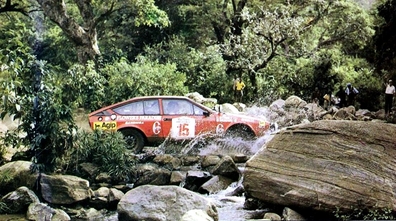 Sandro Munari - Ian Street
31º Marlboro Safari Rally 1983. Alfa Romeo GTV6. Abandonó por rotura del brazo rotor en CH23.

Del 30 de Marzo al 4 de Abril, Nairobi, Kenya, África.
Superficie: tierra.

El Rally tenia un total de 5035 km en los que 1620.95 km se encontraban 26 controles horarios.

Tomaron la salida 78 equipos, finalizaron 22.@
Palabras clave: Sandro_Munari;Safari;Alfa;Romeo;GTV6;1983