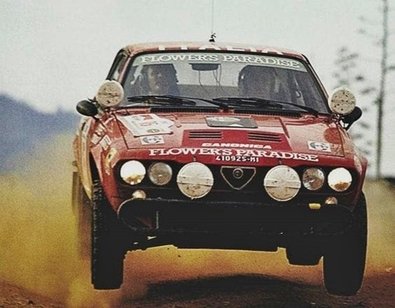 Sandro Munari - Ian Street
31º Marlboro Safari Rally 1983. Alfa Romeo GTV6. Abandonó por rotura del brazo rotor en CH23.

Del 30 de Marzo al 4 de Abril, Nairobi, Kenya, África.
Superficie: tierra.

El Rally tenia un total de 5035 km en los que 1620.95 km se encontraban 26 controles horarios.

Tomaron la salida 78 equipos, finalizaron 22.@
Palabras clave: Sandro_Munari;Safari;Alfa;Romeo;GTV6;1983