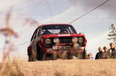 Jouko Poisti - Reijo Savolin
33º 1000 Lakes Rally 1983. Ford Escort RS 1800 MKII (XHL 666). Abandonó en SS31 Evo de 13.51 Km, desconocemos el motivo.

Del 26 al 28 de Agosto, Jyväskylä, Finlandia.
Superficie: tierra.

El Rally tenia un total de 1461.00 km de los que 472.63 km divididos en 50 tramos, eran especiales.

Se inscribieron 180 equipos, tomaron la salida 174, finalizaron 71.@
Palabras clave: Ford;Escort;RS1800;Finlandia;1983