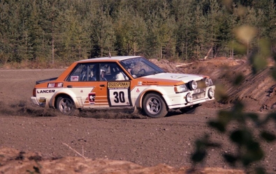 Harri Toivonen - Juha Paajanen
33º 1000 Lakes Rally 1983. Mitsubishi Lancer 2000 Turbo (GJI 9827). Abandonó por la caja de cambios en SS34 Tyrynkyla de 7.04 Km.

Del 26 al 28 de Agosto, Jyväskylä, Finlandia.
Superficie: tierra.

El Rally tenia un total de 1461.00 km de los que 472.63 km divididos en 50 tramos, eran especiales.

Se inscribieron 180 equipos, tomaron la salida 174, finalizaron 71.@
Palabras clave: Harri_Toivonen;Mitsubishi;Lancer;Turbo;Finlandia;1983