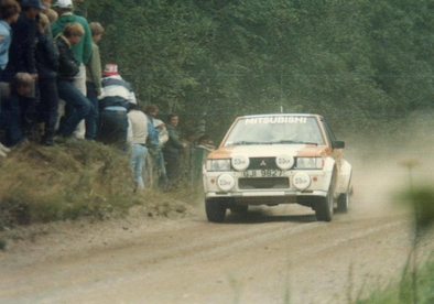 Harri Toivonen - Juha Paajanen
33º 1000 Lakes Rally 1983. Mitsubishi Lancer 2000 Turbo (GJI 9827). Abandonó por la caja de cambios en SS34 Tyrynkyla de 7.04 Km.

Del 26 al 28 de Agosto, Jyväskylä, Finlandia.
Superficie: tierra.

El Rally tenia un total de 1461.00 km de los que 472.63 km divididos en 50 tramos, eran especiales.

Se inscribieron 180 equipos, tomaron la salida 174, finalizaron 71.@
Palabras clave: Harri_Toivonen;Mitsubishi;Lancer;Turbo;Finlandia;1983