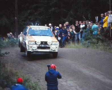 Harri Toivonen - Juha Paajanen
33º 1000 Lakes Rally 1983. Mitsubishi Lancer 2000 Turbo (GJI 9827). Abandonó por la caja de cambios en SS34 Tyrynkyla de 7.04 Km.

Del 26 al 28 de Agosto, Jyväskylä, Finlandia.
Superficie: tierra.

El Rally tenia un total de 1461.00 km de los que 472.63 km divididos en 50 tramos, eran especiales.

Se inscribieron 180 equipos, tomaron la salida 174, finalizaron 71.@
Palabras clave: Harri_Toivonen;Mitsubishi;Lancer;Turbo;Finlandia;1983