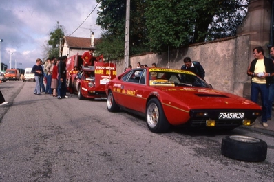 Asistencia en el 42º Tour de France Automobile 1983
En el Ferrari 308 GTB de Dominique Gauthier - Michelle Gauthier, abandonó por incendio en SS5 Vallée de Saint-Quirin de 18.30 km.

Del 19 al 23 Septiembre, Paris, Nice, Francia.
Superficie: asfalto.

El Rally tenia un total de 2800.00 km de los que 630.00 km divididos en 3 etapas y 32 tramos eran especiales (uno de ellos fue cancelado SS27 Col du Noyer).

Tomaron la salida 84 equipos, finalizaron 37.@
Palabras clave: Ferrari;GTB;Tour_France_Automobile;1983;Asistencias