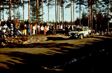Lars Hogstrom - Sven-Erik Andersson
33º 1000 Lakes Rally 1983. Ford Escort RS 1800 MKII (EXC 9382). Abandonó en SS23 Harju de 2.00 km, desconocemos el motivo.

Del 26 al 28 de Agosto, Jyväskylä, Finlandia.
Superficie: tierra.

El Rally tenia un total de 1461.00 km de los que 472.63 km divididos en 50 tramos, eran especiales.

Se inscribieron 180 equipos, tomaron la salida 174, finalizaron 71.@
Palabras clave: Ford;Escort;RS;Finlandia;1983