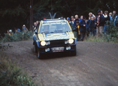 Lars Hogstrom - Sven-Erik Andersson
33º 1000 Lakes Rally 1983. Ford Escort RS 1800 MKII (EXC 9382). Abandonó en SS23 Harju de 2.00 km, desconocemos el motivo.

Del 26 al 28 de Agosto, Jyväskylä, Finlandia.
Superficie: tierra.

El Rally tenia un total de 1461.00 km de los que 472.63 km divididos en 50 tramos, eran especiales.

Se inscribieron 180 equipos, tomaron la salida 174, finalizaron 71.@
Palabras clave: Ford;Escort;RS;Finlandia;1983