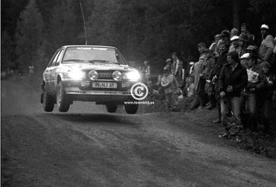 Mikael Ericsson - Rolf Melleroth
33º 1000 Lakes Rally 1983. Audi 80 Quattro (IN-NJ 41). Abandonó por accidente en
SS8 Pihlajakoski 1 de 12.20 km.

Del 26 al 28 de Agosto, Jyväskylä, Finlandia.
Superficie: tierra.

El Rally tenia un total de 1461.00 km de los que 472.63 km divididos en 50 tramos, eran especiales.

Se inscribieron 180 equipos, tomaron la salida 174, finalizaron 71.@
Palabras clave: Audi;Quattro;Finlandia;1983;