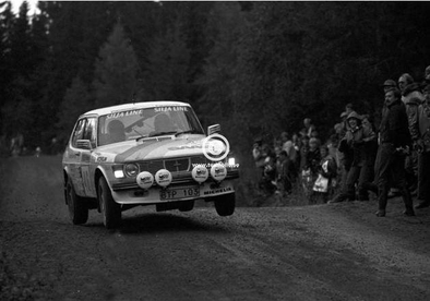 Ola Stromberg - Per Carlsson
33º 1000 Lakes Rally 1983. Saab 99 Turbo (BTP 103). Abandonó por accidente en SS7 Polkuskulma de 6.42 km.

Del 26 al 28 de Agosto, Jyväskylä, Finlandia.
Superficie: tierra.

El Rally tenia un total de 1461.00 km de los que 472.63 km divididos en 50 tramos, eran especiales.

Se inscribieron 180 equipos, tomaron la salida 174, finalizaron 71.@
Palabras clave: Saab;Turbo;Finlandia;1983;