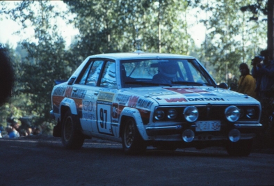 Peter Geitel - Rolf Mesterton
33º 1000 Lakes Rally 1983. Nissan 160J. Abandonó en SS25 Painaa de 7.10 Km, desconocemos el motivo.

Del 26 al 28 de Agosto, Jyväskylä, Finlandia.
Superficie: tierra.

El Rally tenia un total de 1461.00 km de los que 472.63 km divididos en 50 tramos, eran especiales.

Se inscribieron 180 equipos, tomaron la salida 174, finalizaron 71.@
Palabras clave: Nissan;Finlandia;1983
