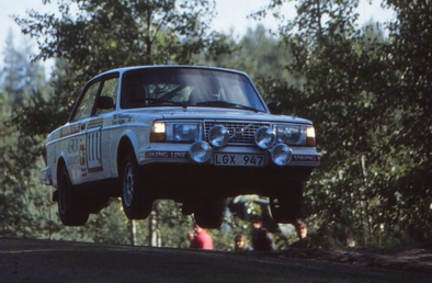 Roger Wennerstrand - Yvonne Hultgren
33º 1000 Lakes Rally 1983. Volvo 242. Abandonó en SS22 Kuukanpaa de 4.92 Km, desconocemos el motivo.

Del 26 al 28 de Agosto, Jyväskylä, Finlandia.
Superficie: tierra.

El Rally tenia un total de 1461.00 km de los que 472.63 km divididos en 50 tramos, eran especiales.

Se inscribieron 180 equipos, tomaron la salida 174, finalizaron 71.@
Palabras clave: Volvo;Finlandia;1983;