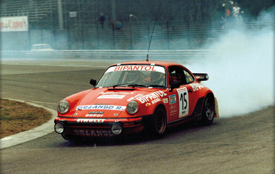 Pierfranco Uzzeni - Fausto Bondesan
6º Rally Autodromo di Monza 1983. Porche 911 SC. Abandonó por rotura de motor.

Foto en el momento del abandono.

El  25 de Noviembre, Monza.
Superficie: asfalto.

El Rally constaba de una etapa y 12 tramos cronometrados.
desconocemos cuantos kilómetros tanto totales como especiales tenia la prueba.

Tomaron la salida un mínimo de 48 equipos, finalizaron un minimo de 15.@
Palabras clave: Porsche;Monza;1983;Grupo_B