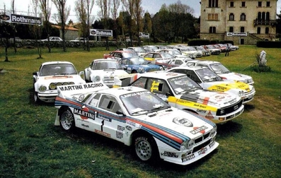 Parque Cerrado del 28º Tour de Corse 1984
Los 4 coches de la primera lí­nea son:
#1 Lancia Rally 037 (TO W67783) de Attilio Bettega - Sergio Cresto, clasificado 7º.

#2 Audi Sport Quattro S1 (IN-NC 46) de Walter Röhrl - Christian Geistdörfer, abandonó por motor.

#3 Opel Manta 400 (GG-CT 361) de Guy Fréquelin - Christian Gilbert (Tilber), clasificado 9º.

#4 Peugeot 205 Turbo 16 (323 EXA 75) de Ari Vatanen - Terry Harryman, abandonó por accidente.

Al lado del Peugeot, también se puede ver el #5 Lancia Rally 037 (TO W67785) de Markku Alén - Ilkka Kivimäki, clasificado 1º. A su lado, el #6 Audi Quattro A2 (IN-NJ 5) de Stig Blomqvist - Björn Cederberg, clasificado 5º.

Del 3 al 5 de Mayo, Ajaccio, Córcega, Francia.
Superficie: asfalto.

El Rally tenia un total de 1618 km de los que 1130.9 km divididos en 30 tramos eran especiales.

Se inscribieron 158 equipos, tomaron la salida 155, finalizaron 57.@
Palabras clave: Parque_cerrado;Corcega;1984;Grupo_B;Peugeot;T16;Audi;Sport;Quattro;Opel;Manta;Lancia;Terry_Harryman;Sergio_Cresto;Walter_Röhrl;Christian_Gilbert;Christian_Gilbert