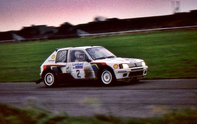 Ari Vatanen - Terry Harryman
33º Lombard RAC Rally 1984. Peugeot 205 T16, (128 FBL 75). Clasificado 1º.

Del 25 al 29 de Noviembre, Chester, Cheshire, Inglaterra, Reino Unido.
Superficie: tierra.

El Rally tenia un total de 3232.00 km de los que 868.54 km divididos en 56 tramos eran especiales.

Se inscribieron 124 equipos, tomaron la salida 119, finalizaron 52.@
Palabras clave: ;Terry_Harryman;Peugeot;Grupo_B;1984;RAC_Rally;Inglaterra