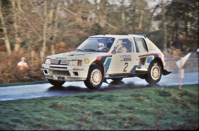 Ari Vatanen - Terry Harryman
33º Lombard RAC Rally 1984. Peugeot 205 T16, (128 FBL 75). Clasificado 1º.

Del 25 al 29 de Noviembre, Chester, Cheshire, Inglaterra, Reino Unido.
Superficie: tierra.

El Rally tenia un total de 3232.00 km de los que 868.54 km divididos en 56 tramos eran especiales.

Se inscribieron 124 equipos, tomaron la salida 119, finalizaron 52.@
Palabras clave: ;Terry_Harryman;Peugeot;Grupo_B;1984;RAC_Rally;Inglaterra