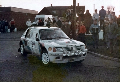 Ari Vatanen - Terry Harryman
33º Lombard RAC Rally 1984. Peugeot 205 T16, (128 FBL 75). Clasificado 1º.

Del 25 al 29 de Noviembre, Chester, Cheshire, Inglaterra, Reino Unido.
Superficie: tierra.

El Rally tenia un total de 3232.00 km de los que 868.54 km divididos en 56 tramos eran especiales.

Se inscribieron 124 equipos, tomaron la salida 119, finalizaron 52.@
Palabras clave: ;Terry_Harryman;Peugeot;Grupo_B;1984;RAC_Rally;Inglaterra